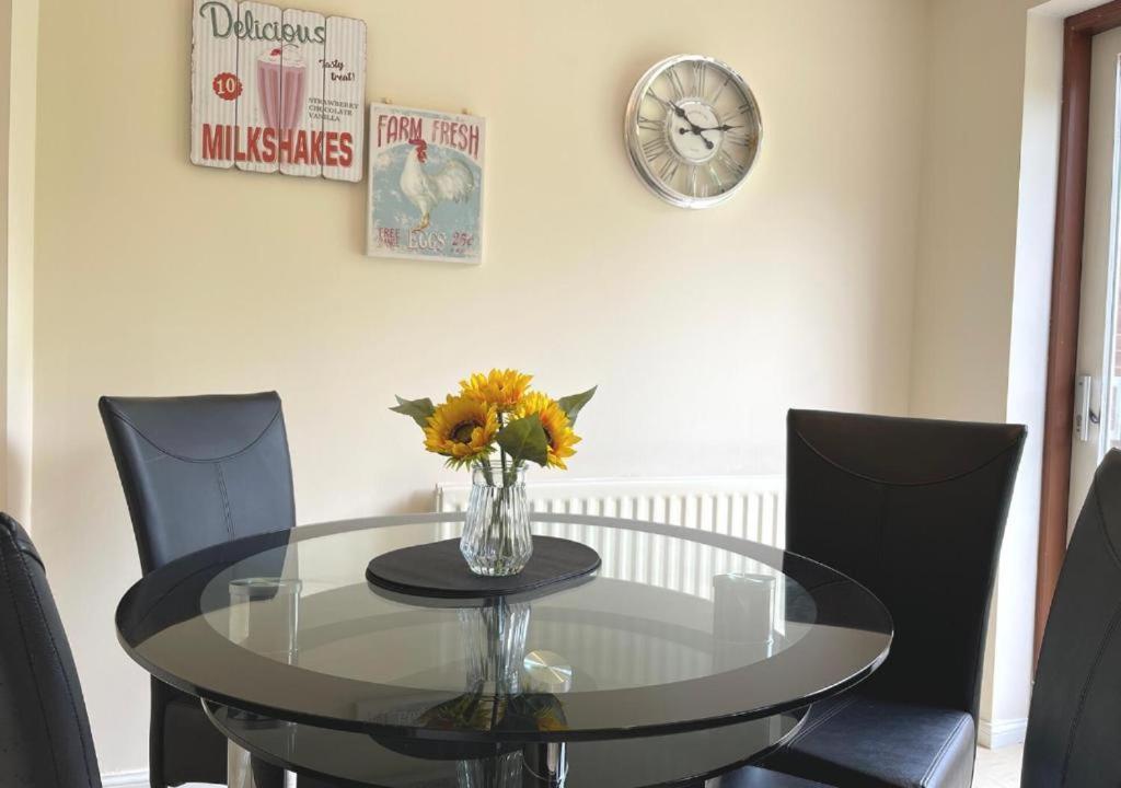 Ashford Holiday Home Smithy Drive Sleeps 5 Free Wifi And Vehicle Parking Kingsnorth Экстерьер фото