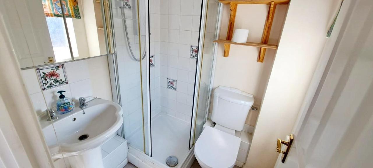 Ashford Holiday Home Smithy Drive Sleeps 5 Free Wifi And Vehicle Parking Kingsnorth Экстерьер фото
